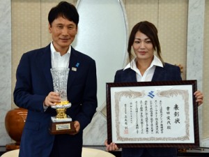三反園訓知事（左）から表彰を受ける女子ボクシング世界チャンピオンの吉田さん＝１９日、鹿児島市の県庁