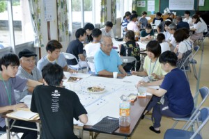 集落の課題などを話し合う住民と学生＝６月２９日、宇検村須古