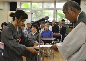 職人への第一歩を踏み出した受講生＝３日、奄美市名瀬