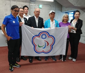 台湾の五輪・パラリンピック担当者たちと意見交換した竹田町長（）ら＝６月２７日（提供写真）