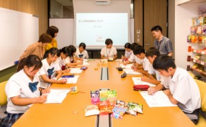 製菓メーカーを訪問し企業活動について学んだ生徒たち＝日、東京・新宿　