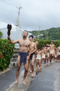 豊年祭の始まりを告げる「振り出し」＝１０日、宇検村屋鈍集落