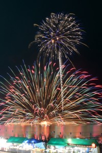 約３千発の花火が打ち上げられた宇検村やけうちどんと祭＝４日、同村湯湾