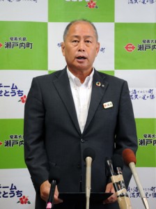 大型クルーズ船寄港地開発計画の誘致断念を発表する鎌田愛人瀬戸内町長＝２３日、同町役場 