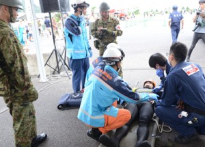 救助者のトリアージを行いながら情報交換する消防、陸自、県立大島病院関係者＝２５日、奄美市名瀬  