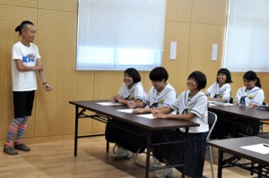 国語研の山田准教授（左）から、しまむにを学ぶ中学生＝２１日、和泊町役場