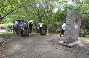 島尾敏雄文学碑公園を見学する学習院大学のゼミ生ら＝２９日、瀬戸内町加計呂麻島