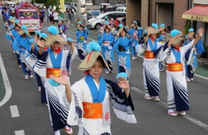 パレードでにぎわった瀬戸内町みなと祭り＝２４日、同町古仁屋