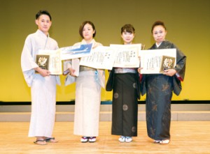 島唄の部入賞者（左から２人目が優勝した伊賀さん）