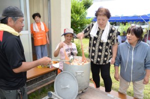 炊き出し訓練も行った塩浜町内会の住民ら＝２５日、奄美市名瀬