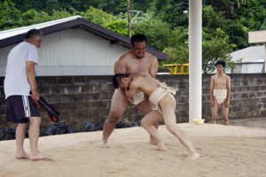 男子学生が参加した前相撲＝１０日、宇検村久志