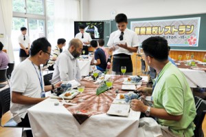 外国人乗船客を奄美の食材でもてなした「奄美高校レストラン」＝２日、奄美市名瀬の県立奄美高校