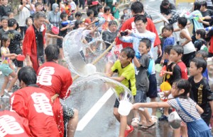 住民らが厄払いに水を掛け合った「ネィンケ」＝１８日、徳之島町亀徳