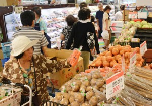 買い物客で混雑する店内＝１２日、徳之島町のＡコープ徳之島店