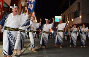 男女で唄を掛け合いながら八月踊りを楽しむ参加者＝３日、奄美市名瀬