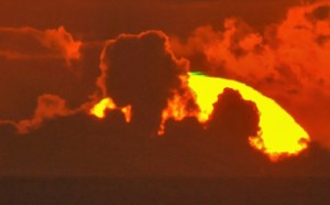 太陽の頂に出現したグリーンフラッシュ＝７月３１日午後７時１５分ごろ、大熊展望台で吉行さん撮影