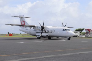 就航６０周年を迎えた喜界―鹿児島路線の旅客機＝１０日、喜界空港