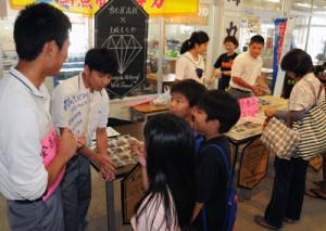 多くの来場者でにぎわった古仁屋高校のイベント「日本スイーツの聖地」＝３日、瀬戸内町のせとうち海の駅