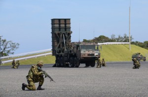 陸自奄美駐屯地で日米実動訓練に用いられる中距離地対空誘導弾（中央奥）＝７月、奄美市名瀬