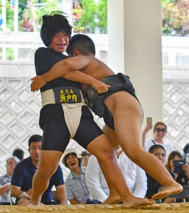 【個人・小学４年決勝】寄り切りを決めた瀬戸内少年相撲クラブの高森（左）＝４日、奄美市の名瀬中学校相撲場