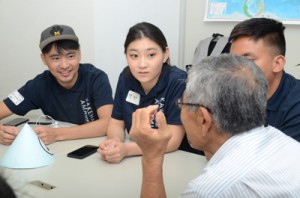 地元のゲストと楽しく交流をするカケハシインターナショナル奄美校の学生たち＝２日、奄美市名瀬