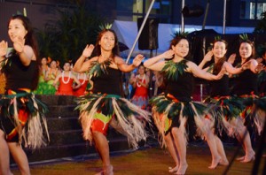 多彩なステージが繰り広げられた花火だョ！全員集合＝２日、御殿浜公園