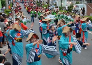 踊り連がにぎやかに通りを練り歩いたあまぎ祭のパレード＝１８日、天城町平土野