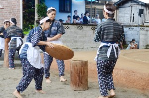 村指定無形文化財の「芦検稲すり踊り」を奉納する婦人会の踊り手たち＝１７日、宇検村芦検