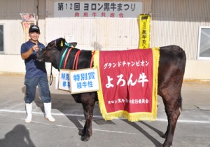 グランドチャンピオンに輝いた「さくらひめ」と川上栄地さん＝６日、与論町