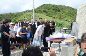 宇検村対馬丸慰霊祭で献花する沖縄県からの参加者たち＝２５日、宇検村宇検