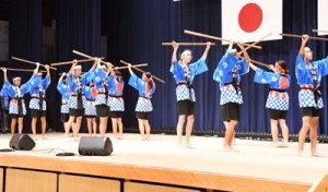 オープニングを飾った井之川中学校と下久志青年団の「下久志棒踊り」＝２４日、天城町天城