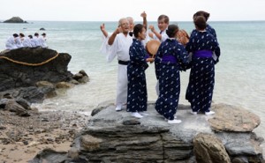  海のかなたの神々に五穀豊穣を祈る「平瀬マンカイ」＝６日午後４時ごろ、龍郷町秋名