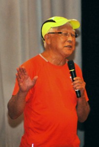 大島高校で講演する比嘉良治さん＝３０日、奄美市名瀬