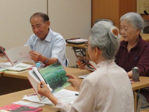 県立奄美図書館であった「音読教室」（提供写真）