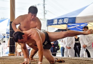 【相撲・一般団体準決勝】上手出し投げを決めた大島の龍山＝２２日、湧水町相撲道場