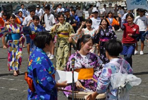 浴衣姿で八月踊りを披露する生徒ら＝８日、奄美市名瀬の奄美高校第２グラウンド