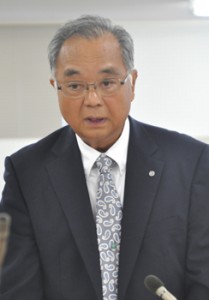 ２期目に向けて意欲を語る山元宗町長＝３０日、与論町