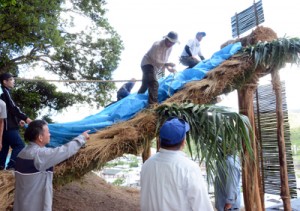 秋名アラセツ行事へ向け、ショチョガマを建てた秋名・幾里の住民と他地区のボランティア＝１日、龍郷町秋名