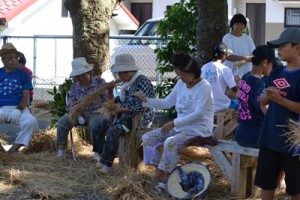 協力して十五夜踊用の大綱を作る住民ら＝８月３１日、与論町城