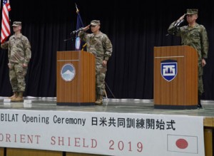 「オリエント・シールド１９」の訓練開始式に臨む陸自西部方面総監の本松陸将(右）と在日米陸軍司令官のルオン少将（中央）＝５日、熊本市　