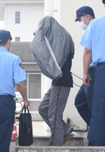 強盗未遂の疑いで送検された当時の渡部容疑者＝７月１日、奄美署