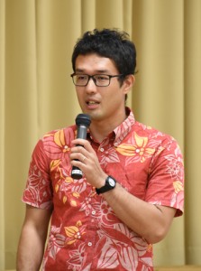 奄美大島の海洋生物多様性をテーマに講話した藤井さん＝１４日、県立奄美図書館