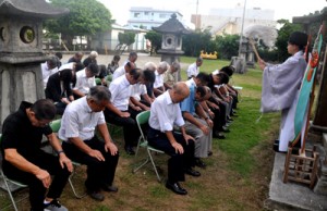  約４０人が参列した偲ぶ会＝２４日、和泊町の南洲神社