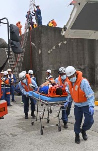 傷病者の救急搬送訓練＝２６日、徳之島町亀津