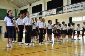 元気な校歌斉唱で２学期のスタートを切った東城小中学校の児童生徒＝２日、奄美市住用町