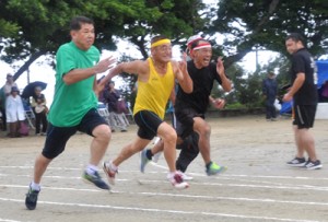 雨の中、５０㍍を力走する選手＝１９日、知名町