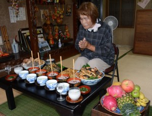 赤飯などの料理を供えてコウソガナシを祭る「ツカリ」＝５日、龍郷町秋名