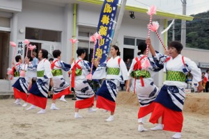 豊年祭で数十年ぶりに復活した女性の棒踊り「チュクテングァ」＝１５日、瀬戸内町蘇刈