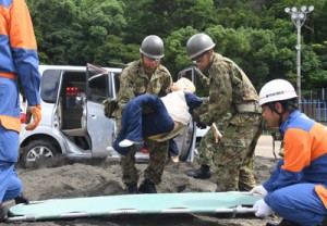 陸自と消防などで連携を確認した救出・救護訓練＝１日、瀬戸内町の古仁屋小学校グラウンド