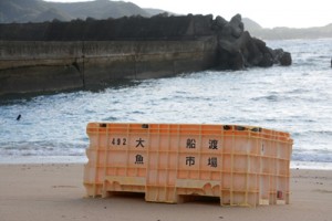 奄美大島の砂浜に流れ着いた、東日本大震災の津波で流されたとみられる大船渡魚市場の備品＝９月２７日、龍郷町の加世間